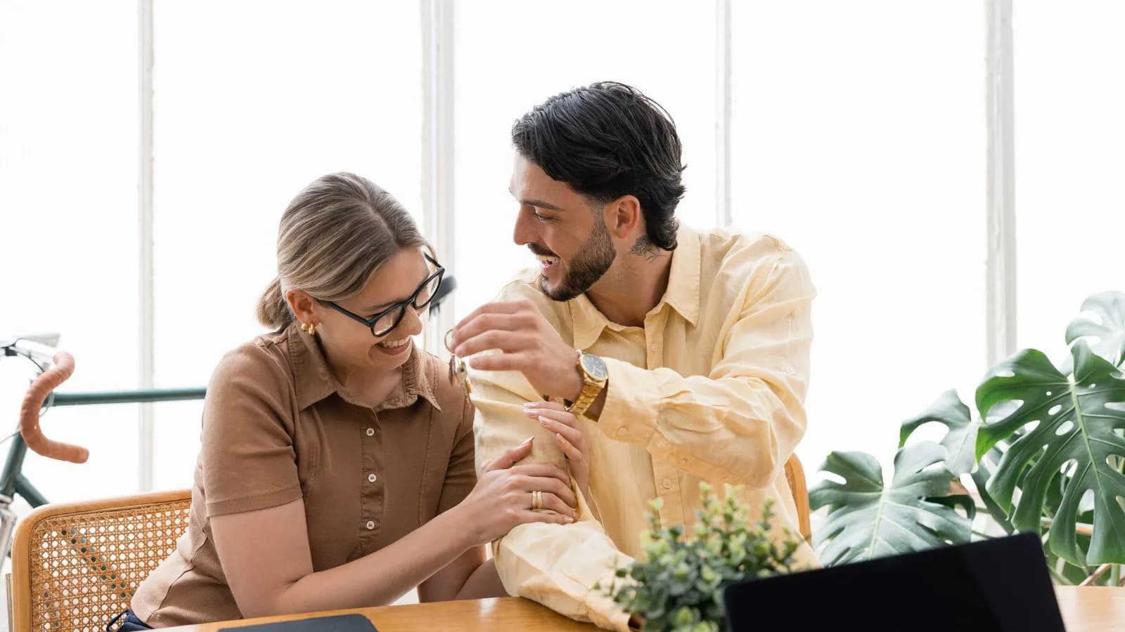 Comprador recibiendo las llaves de su primera vivienda en Florida