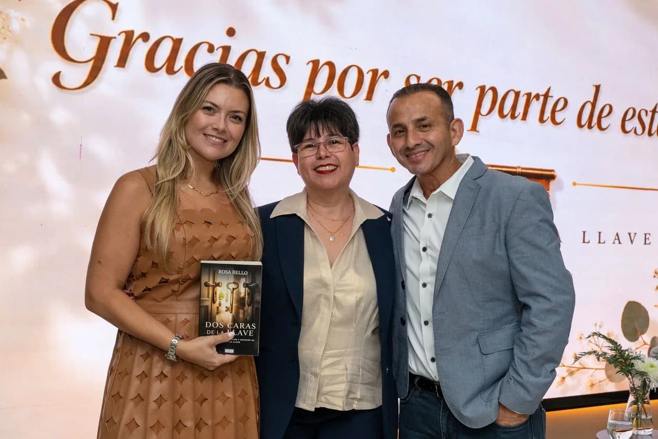 Asistentes al lanzamiento de Dos Caras de la Llave con su ejemplar
