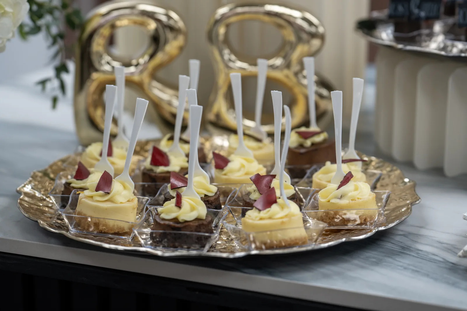 Postres individuales servidos durante el cóctel de bienvenida