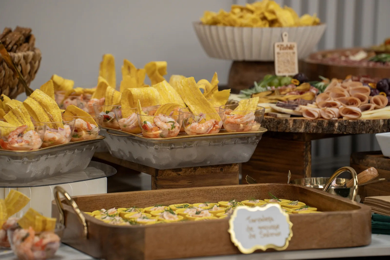 Mesa de buffet con aperitivos en el lanzamiento de Dos Caras de la Llave
