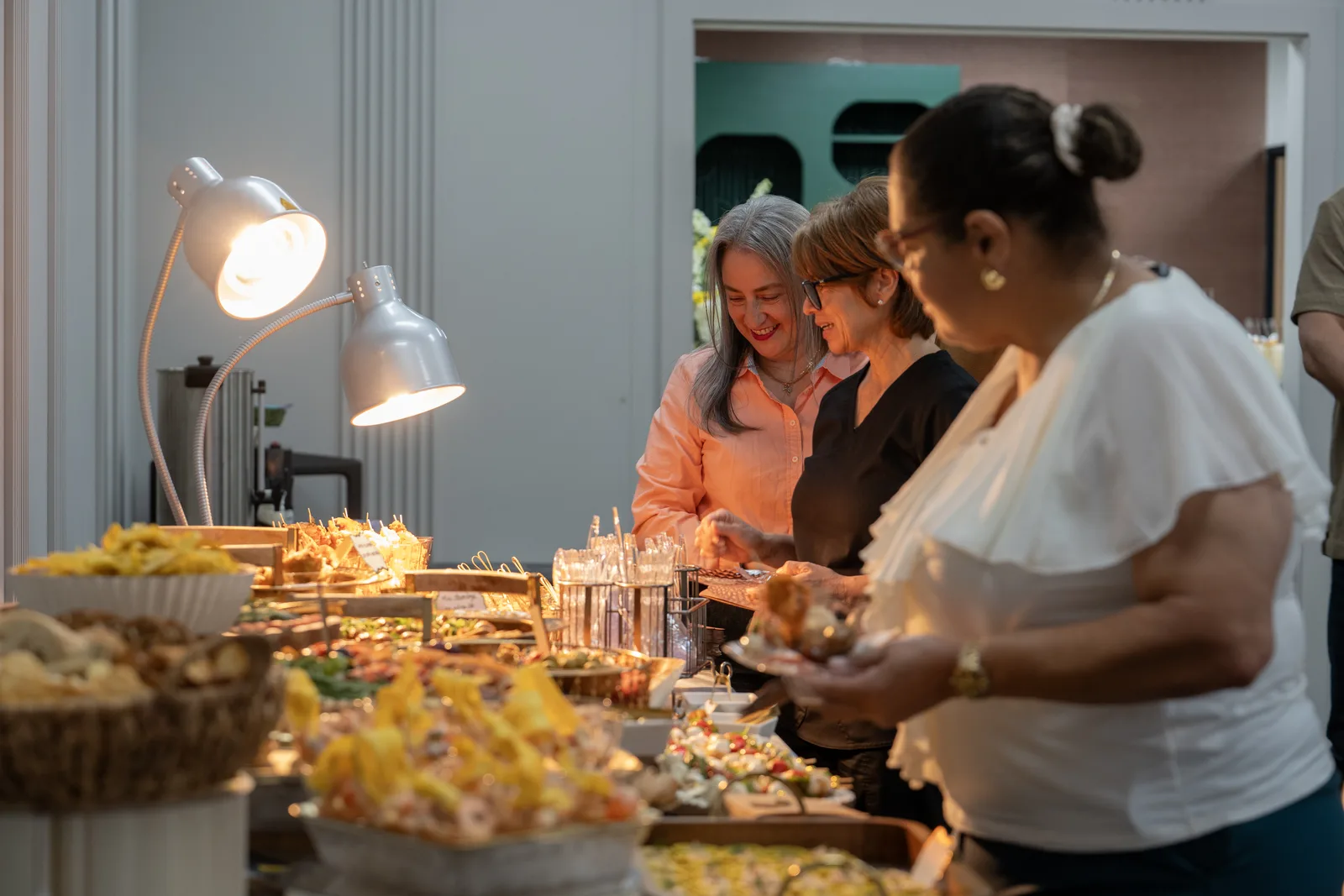Invitados sirviéndose en el buffet de bienvenida del lanzamiento