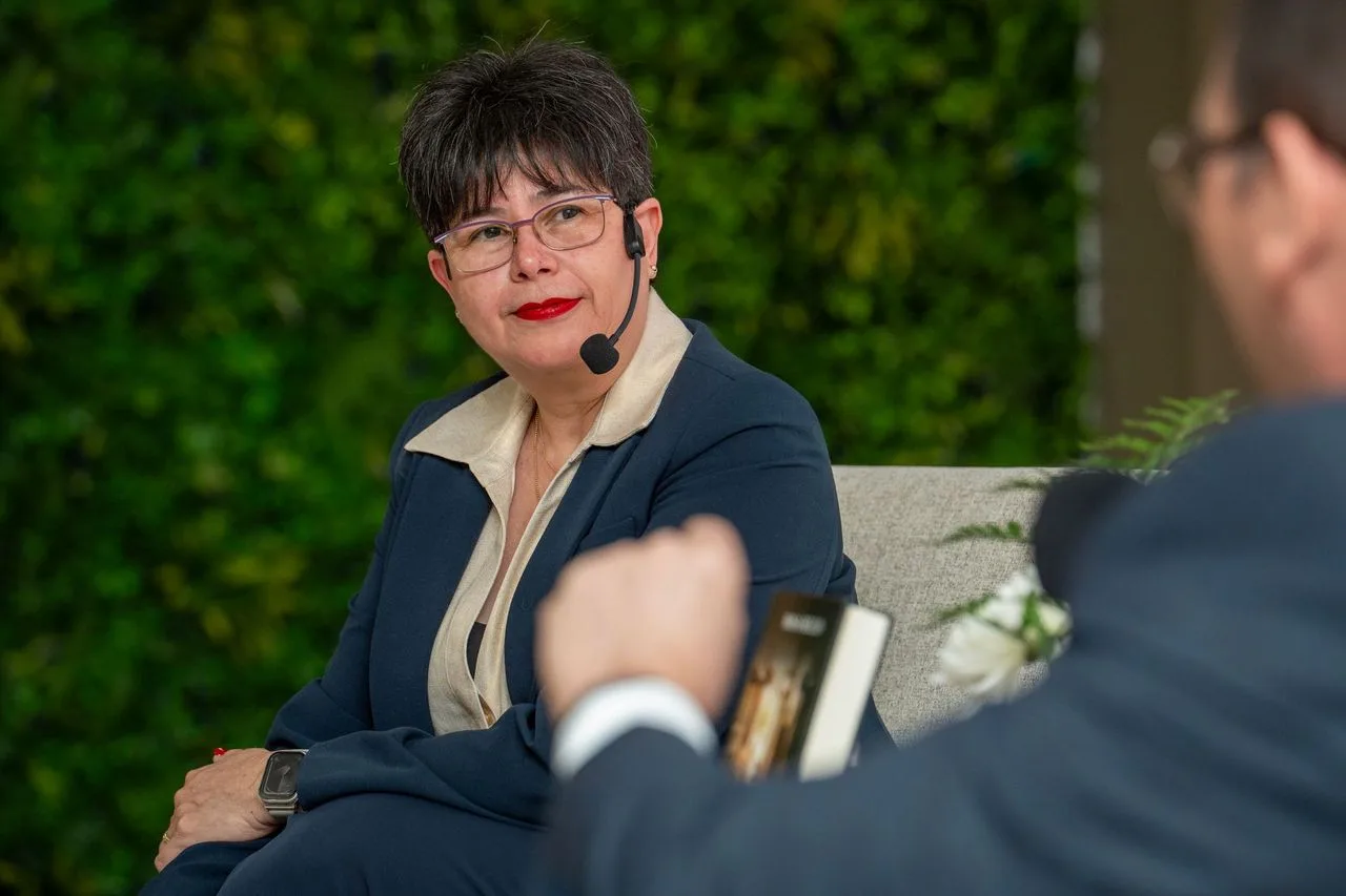 Rosa María Bello en conversación durante el lanzamiento de Dos Caras de la Llave