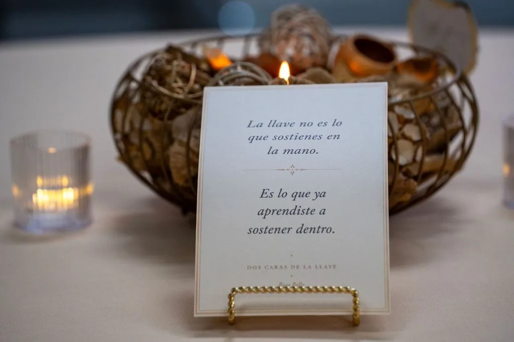 Tarjeta con una frase del libro Dos Caras de la Llave sobre una mesa del evento