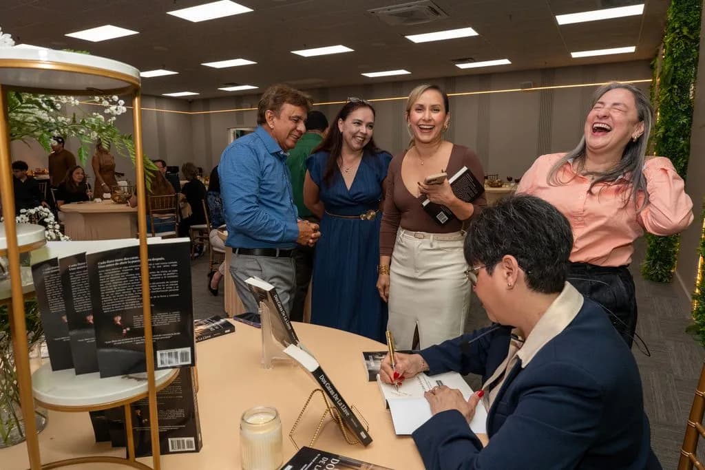 Rosa María Bello firma ejemplares de Dos Caras de la Llave en el lanzamiento