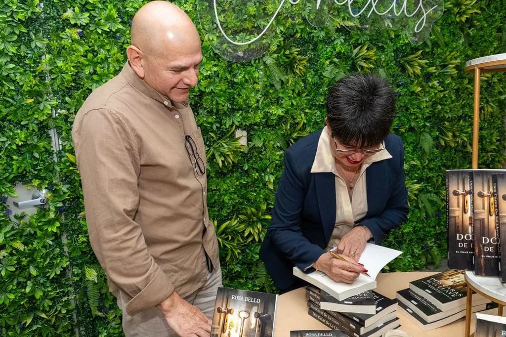 Rosa María Bello firma un libro para un asistente del lanzamiento