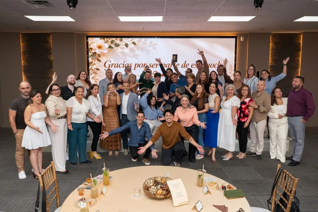 Foto grupal de los asistentes al lanzamiento de Dos Caras de la Llave
