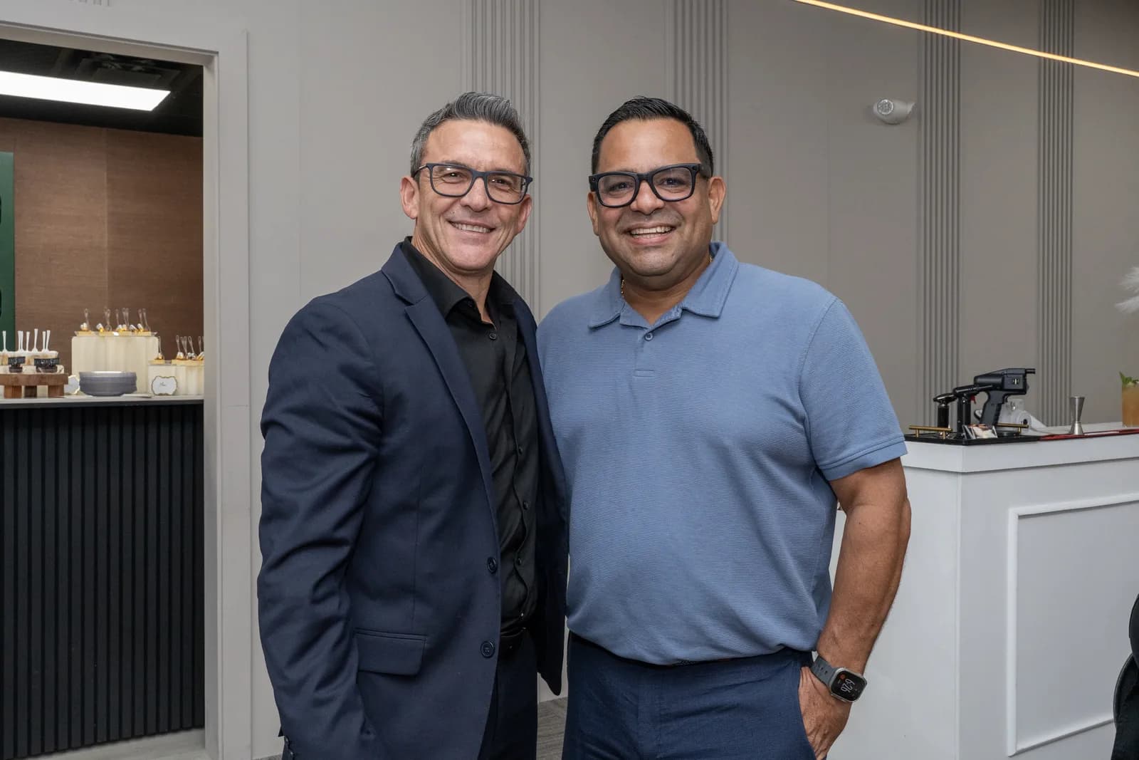 Invitados posan en el lanzamiento de Dos Caras de la Llave