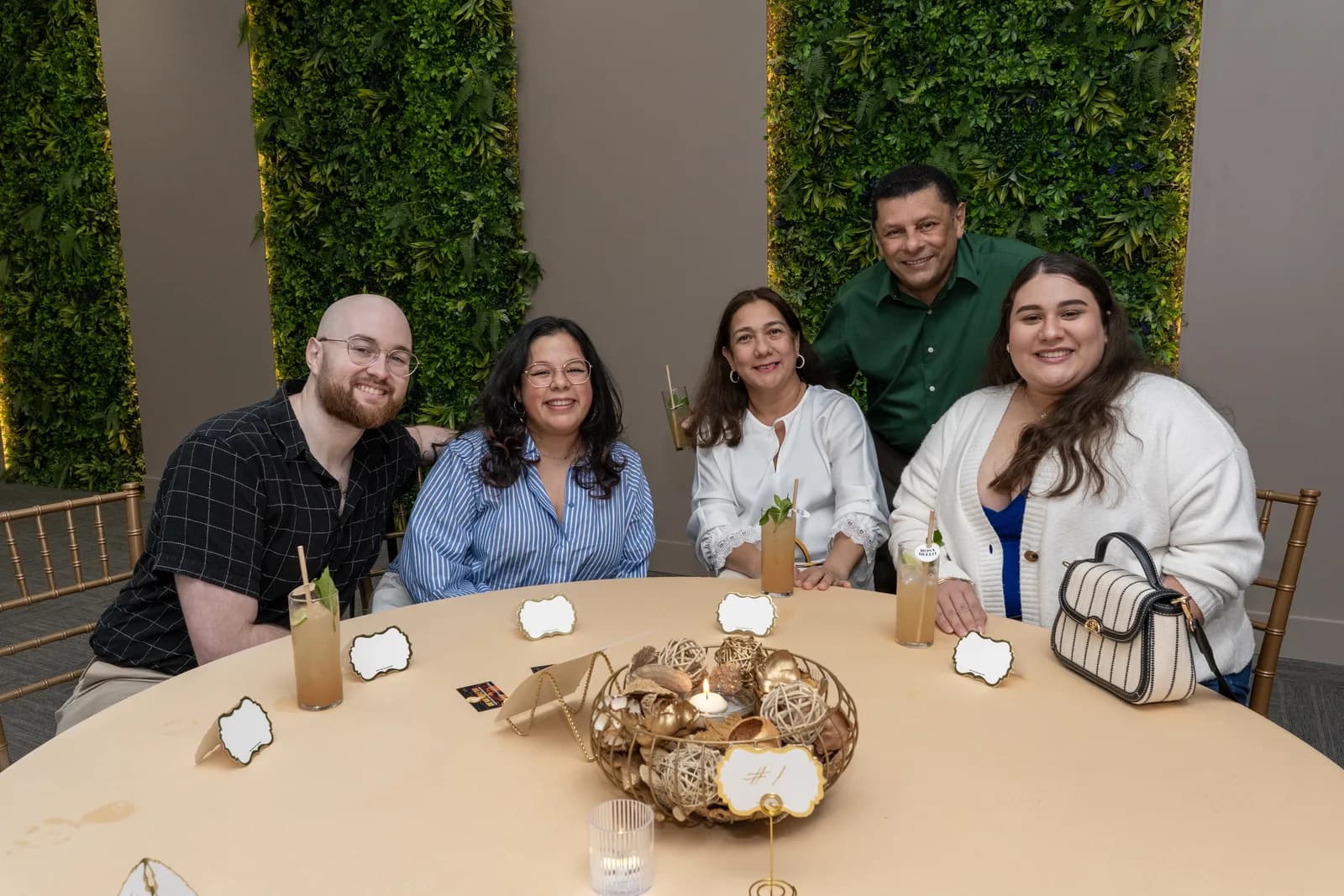 Invitados brindan en una mesa del lanzamiento de Dos Caras de la Llave