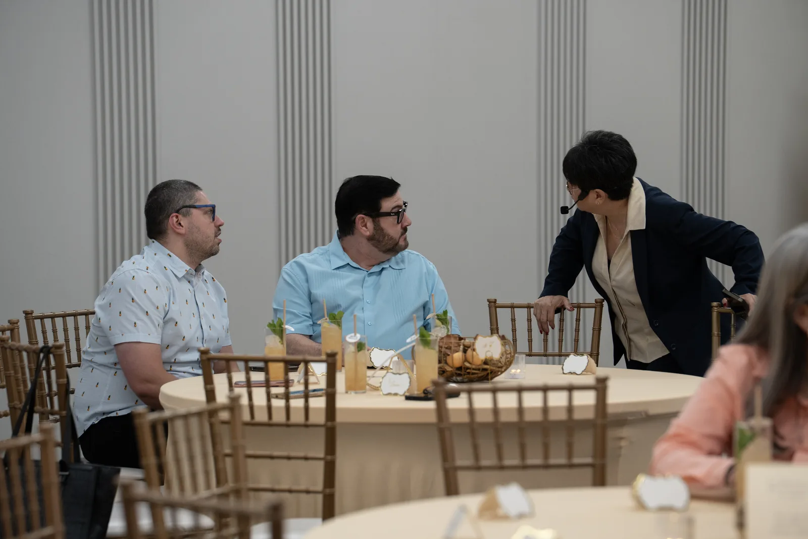 Invitados conversan durante el lanzamiento de Dos Caras de la Llave