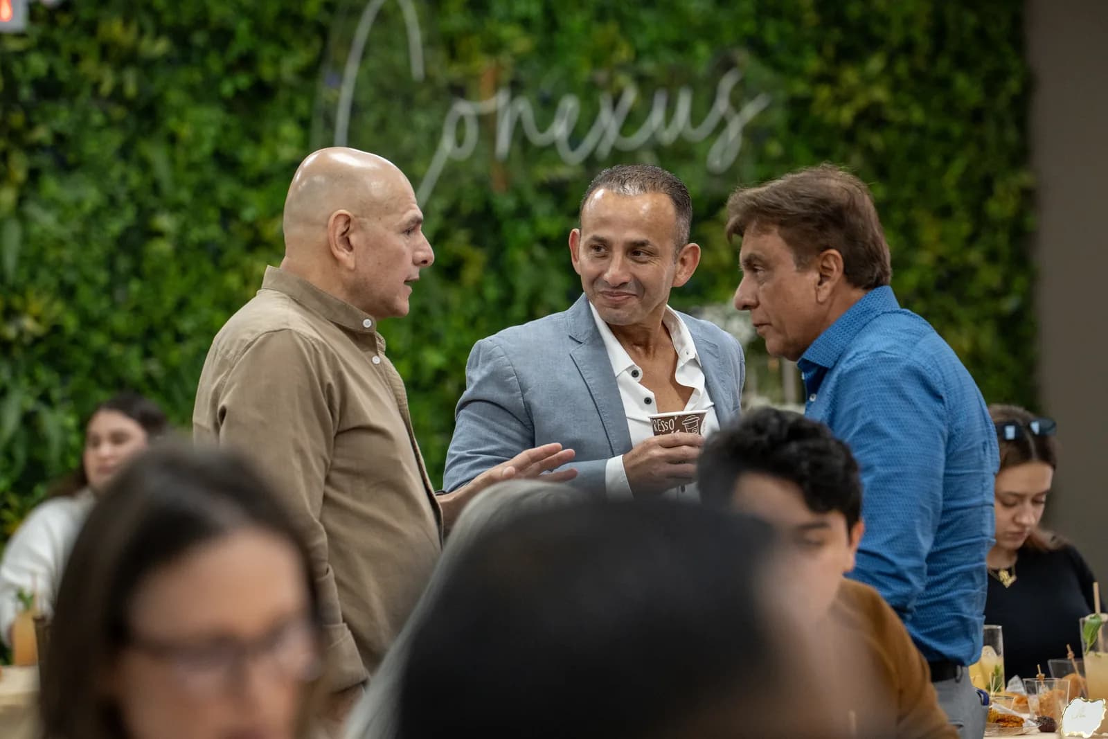 Invitados brindan durante el lanzamiento de Dos Caras de la Llave