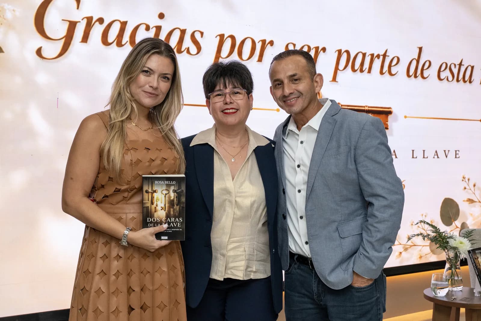 Invitados muestran su ejemplar recién firmado de Dos Caras de la Llave