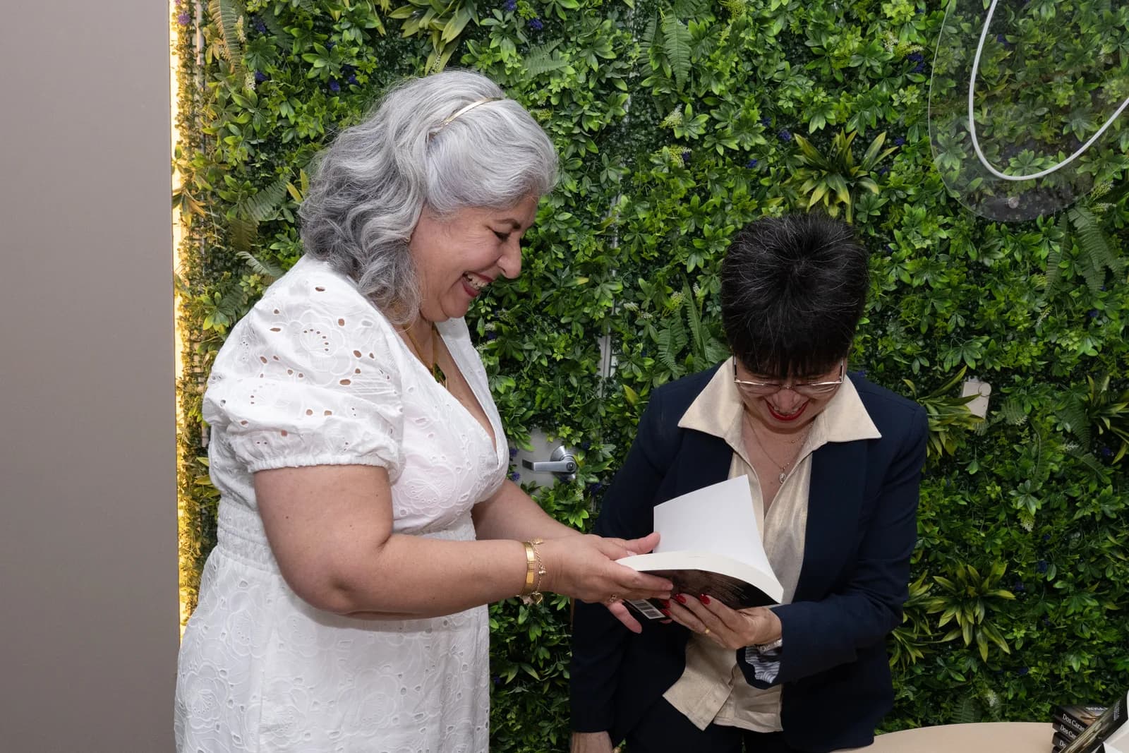 Una lectora sostiene el libro recién firmado