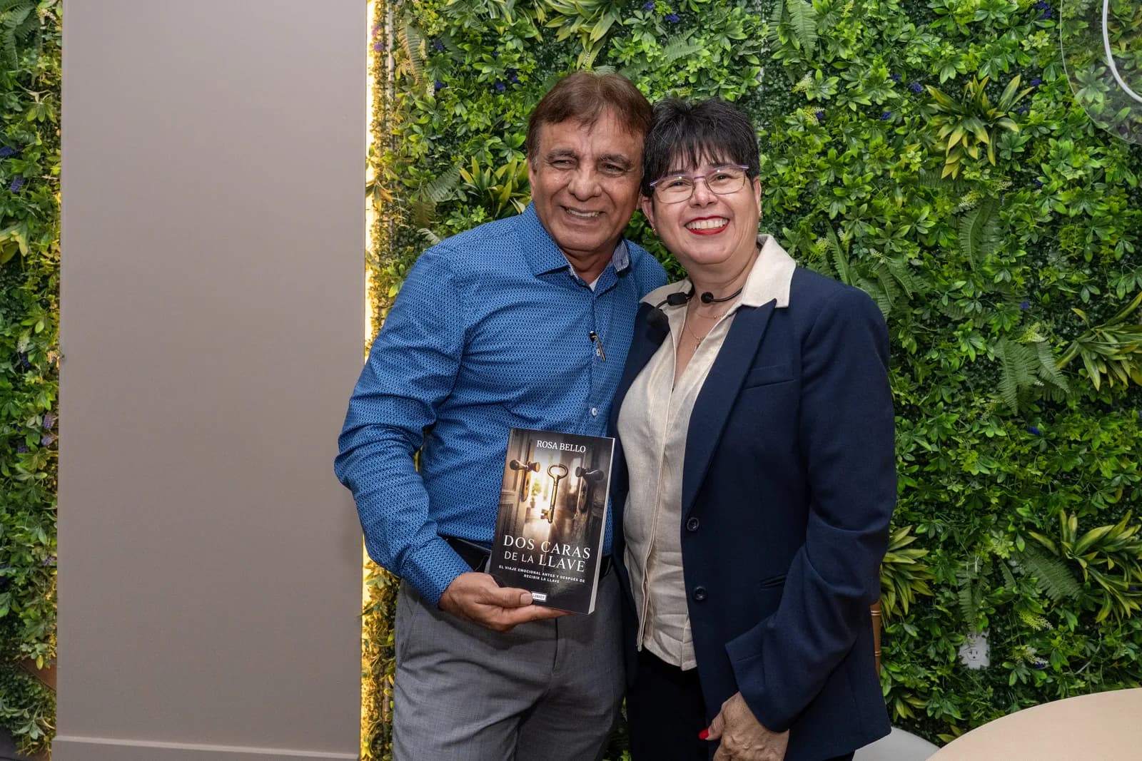 Rosa María Bello comparte con un lector que sostiene el libro