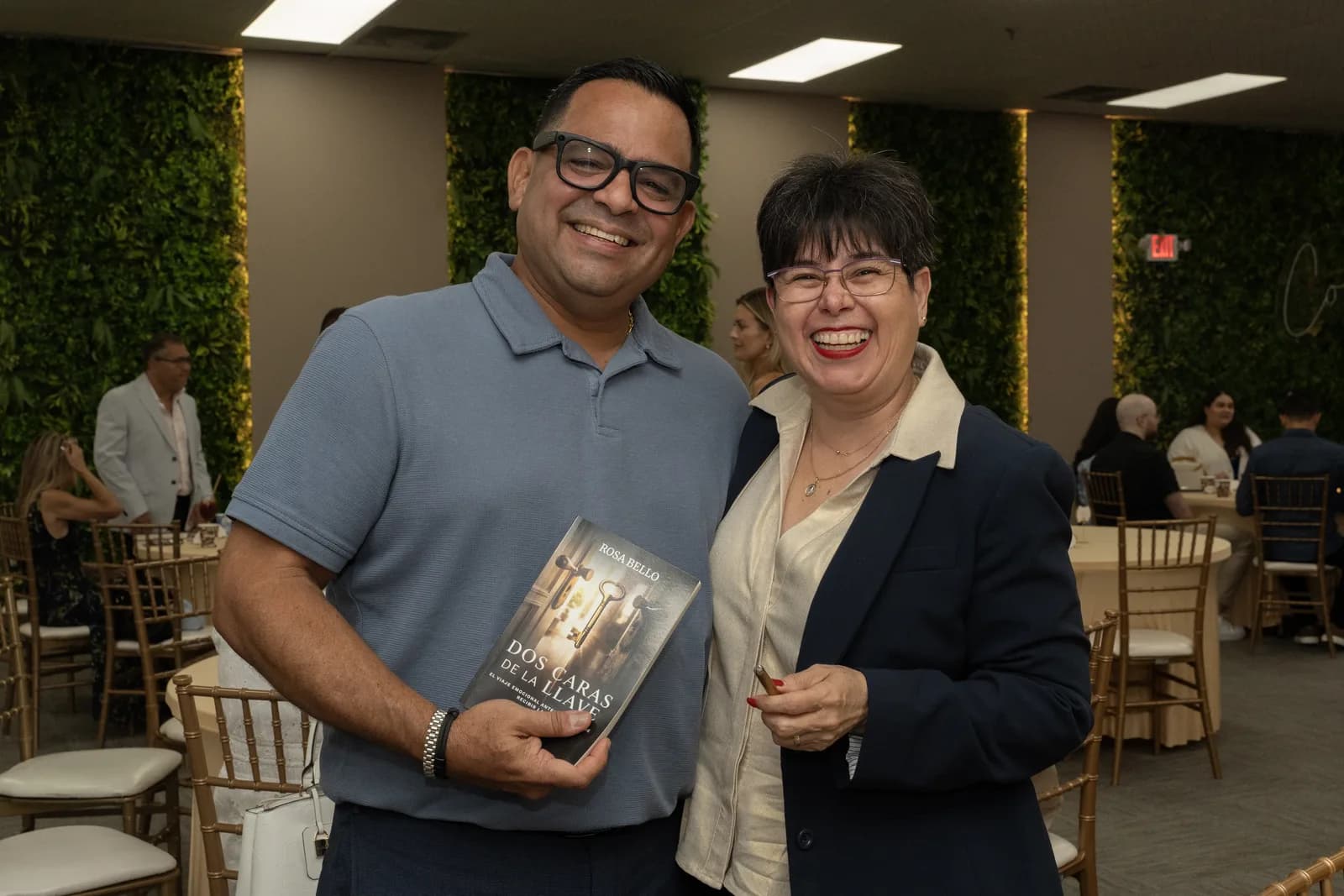 Un invitado posa con Rosa María Bello y su ejemplar